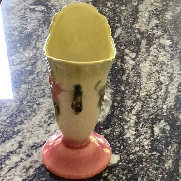 Hull pottery 7.5 in H Woodland vase - Picture 2 of 9